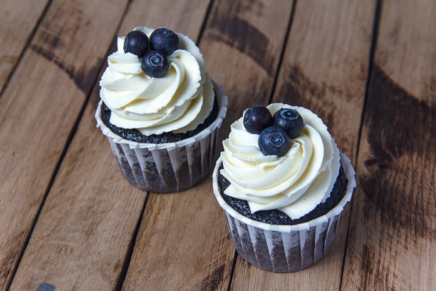 以木板为背景的自制巧克力小蛋糕。自制烘焙。图片下载