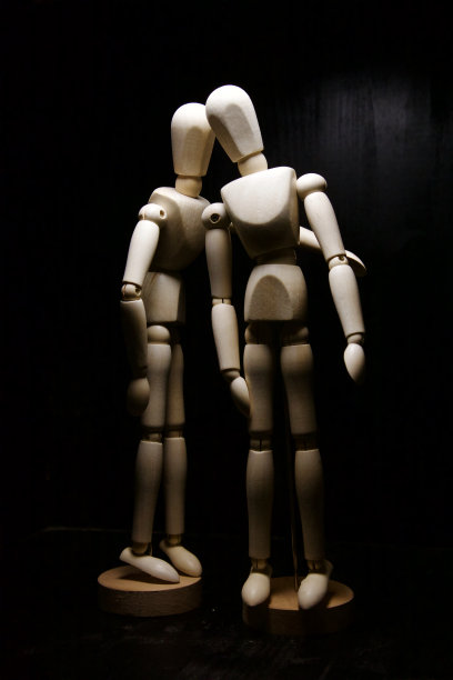 一个正在画画的人体模型，对另一个说着什么图片下载