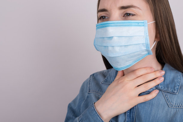 冠状病毒第一症状概念。悲伤难过的不开心的女孩的近距离照片痛苦的喉咙触摸脖子与手孤立的灰色背景与空白拷贝空间图片下载