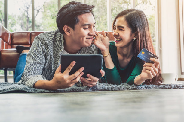 年轻夫妇用信用卡在网上购物图片下载