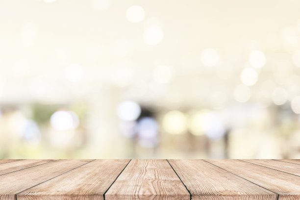 木桌和购物中心，以散景灯为背景图片下载