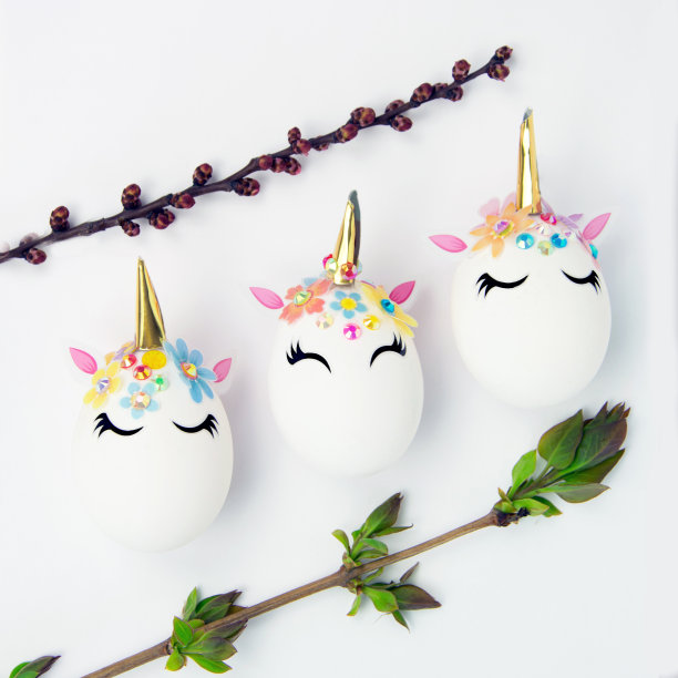 复活节的概念。独角兽的蛋。还有嫩芽和盛开的叶子图片下载