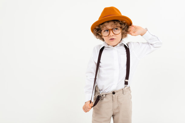 年轻男孩的肖像在休闲服装和帽子图片下载