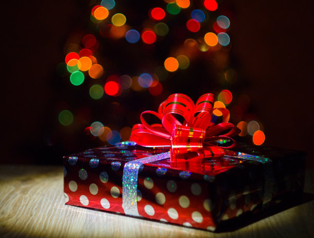 彩灯背景下的礼盒图片下载