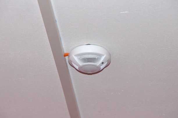 天花板上的白色烟雾探测器。消防安全与报警概念图片下载