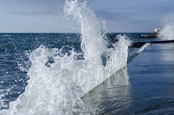 黑海上溅起的浪花。图片下载