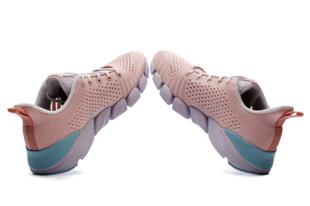 夏季粉色女式运动鞋上的白色背景图片下载