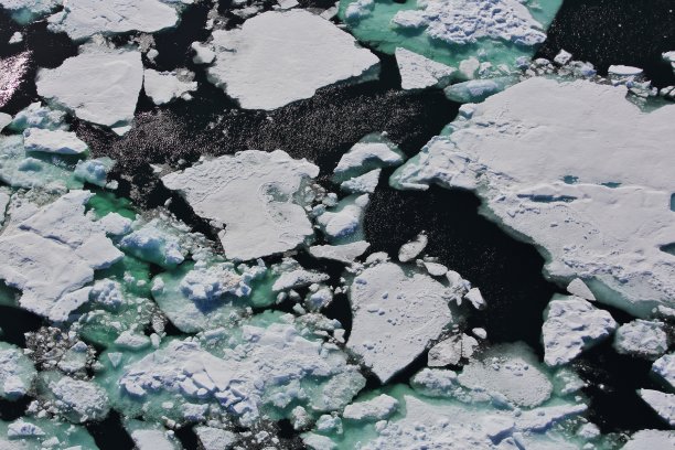 北冰洋的鸟瞰图图片下载