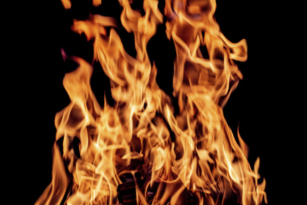 在黑色的背景上有一个明亮的燃烧的火，图片下载
