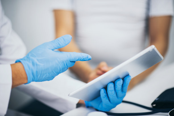 亚洲男医生具有平板电脑、医药保健技术理念。素材图片