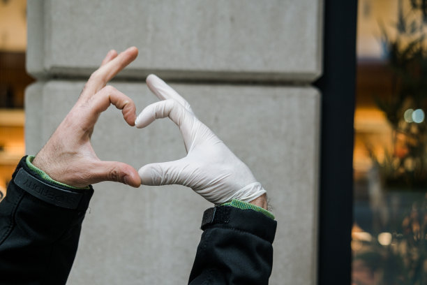 心脏形状的手在医疗手套病毒保护图片下载