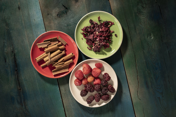 用于茶饮的彩色水果、花卉和草本图片下载