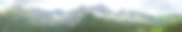 山脉在多云的天空和前景的森林的映衬下绵延不断图片下载