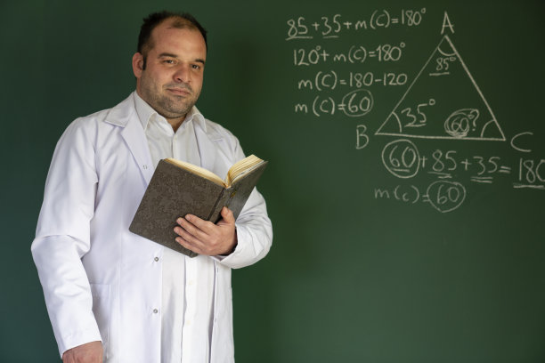 教师用手指着黑板上的数学方程式图片下载