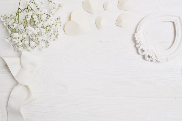 原型背景与鲜花和纸心贺卡情人节在乡村风格与地方为您的文本，平躺，俯视图照片模拟图片下载