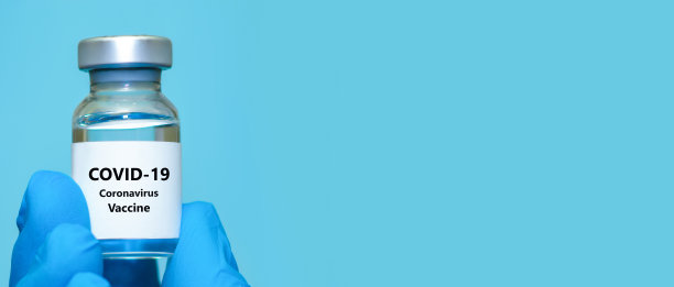 戴手套的医生或护士手上拿着冠状病毒疫苗。疫苗、医学、保健的概念。图片下载