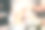 相爱的夫妇在婚礼后喝咖啡。手新婚夫妇图片下载
