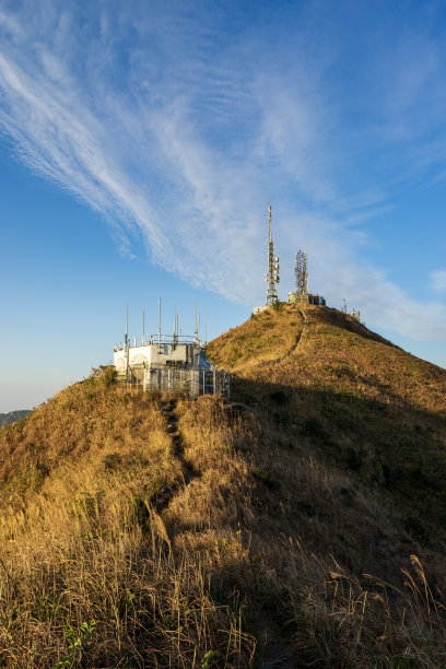 位于香港九龙山顶的远足径及电台图片下载