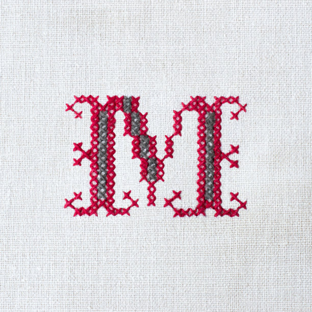 复古十字绣字母M对亚麻布织物图片下载