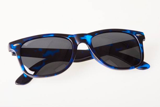 黑色和蓝色时尚太阳镜在不同的位置隔离图片下载