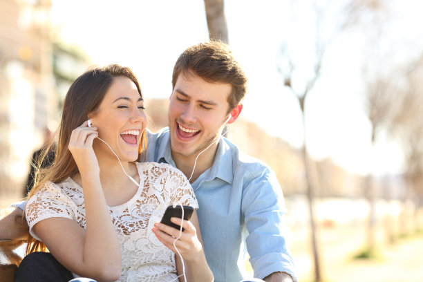 情侣一起唱歌听音乐图片下载