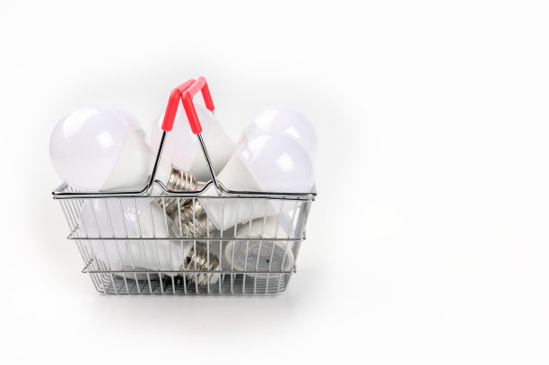 购物篮装节能灯。购买冰灯的概念。孤立在白色背景上。图片下载
