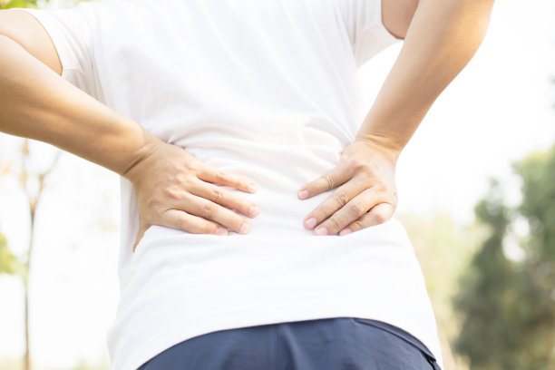 患有退行性髋关节疼痛的男性素材图片