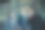 小女孩戴着口罩在城市里咳嗽。图片下载