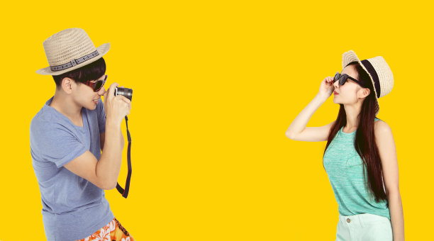 快乐的年轻情侣游客享受夏季假期并拍照图片下载