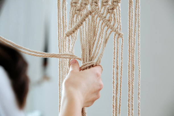 女孩编织的马克拉梅结图片下载