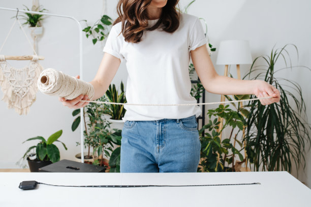 女人解开棉绳，准备编织花边的特写图片下载