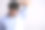 近距离亚洲男子多汗症出汗。年轻的亚洲人与汗水污渍在他的衣服上对灰色的背景。医疗保健的概念。图片下载
