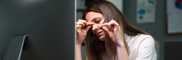 办公室里疲惫的工人图片下载