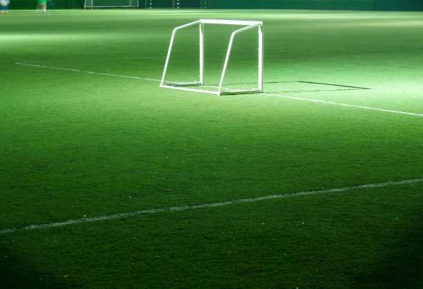 足球或足球场与目标柱在夜间时间。图片下载