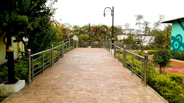 花园或公园里的走道图片下载