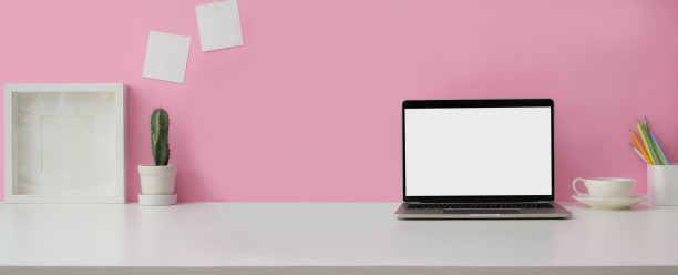 近距离观察工作空间的空白屏幕笔记本电脑，咖啡杯，装饰和复制空间的大理石桌子图片下载