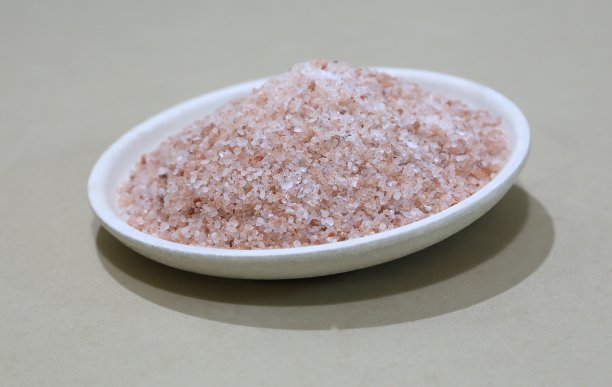 装有粉色盐的盘子里装满了滑梯图片下载