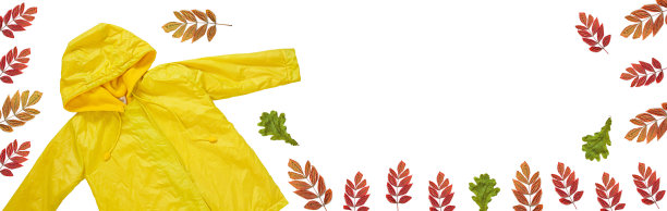 黄色雨衣在白色背景孤立。快乐有趣的孩子胜过秋天的风格的衣服。快乐下雨天概念图片下载