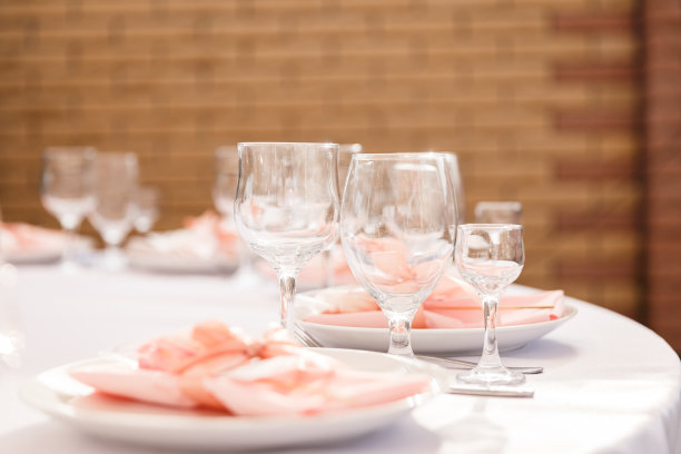 空酒杯餐厅内部服务，漂亮的服务酒杯图片下载