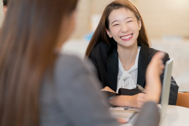 面试工作招聘概念吸引亚洲女性回答问题间会议室人力资源工作猎头面试图片下载