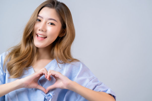 手势手势姿势幸福亚洲女性在医院制服微笑着与良好的支持和良好的健康保险业务理念概念白色背景图片下载