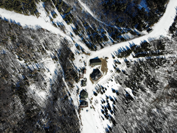 这是冬天的Jaworzyna Krynicka山顶。2020年3月15日(周日)，在冠状病毒大流行期间，天气晴朗的波兰滑雪胜地没有人。正上方的观点。图片下载