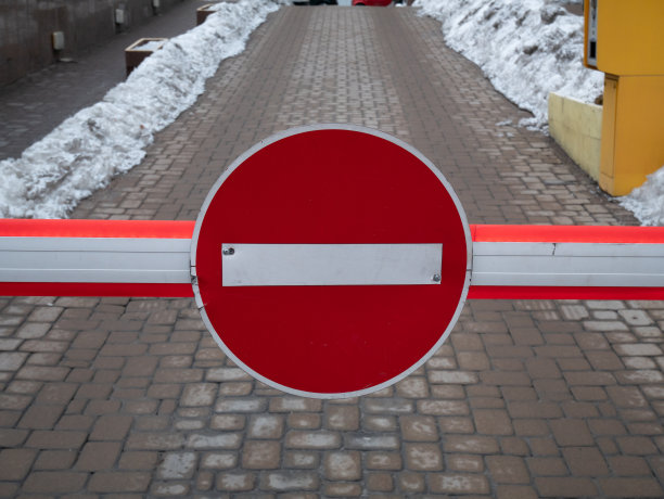 近距离观察到带有红色大标志的停车屏障图片下载