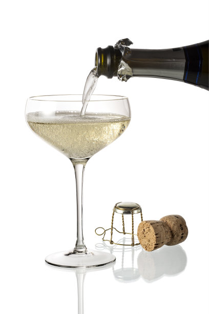 酒瓶将起泡酒倒入香槟杯中图片下载