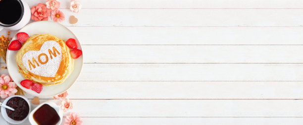 母亲节早餐煎饼心形和妈妈的字母，俯视图侧边界上的白色木质横幅背景图片下载