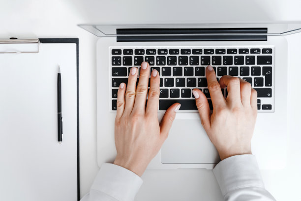 在办公室使用笔记本电脑的女性图片下载