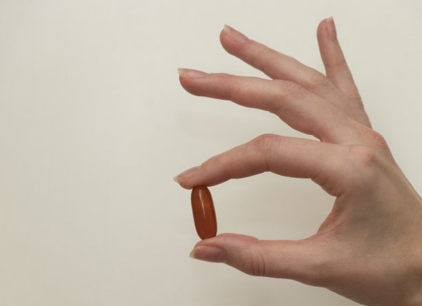 女性手里拿着药片、胶囊。在白色背景上。制药行业。对抗疗法。图片下载