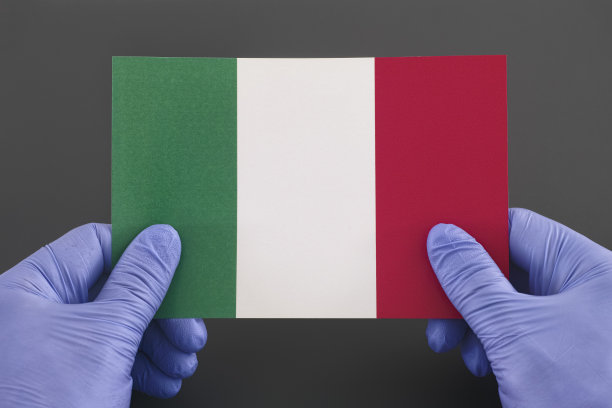 戴着医用手套的人手里拿着意大利国旗图片下载