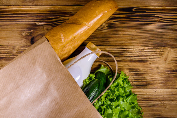 木桌上放着从食品店买来的各种食物。超市购物的概念。俯视图图片下载