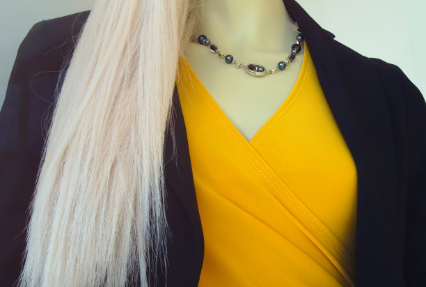 衣服假人项链时尚珠宝黄色衬衫西装白头发模特图片下载